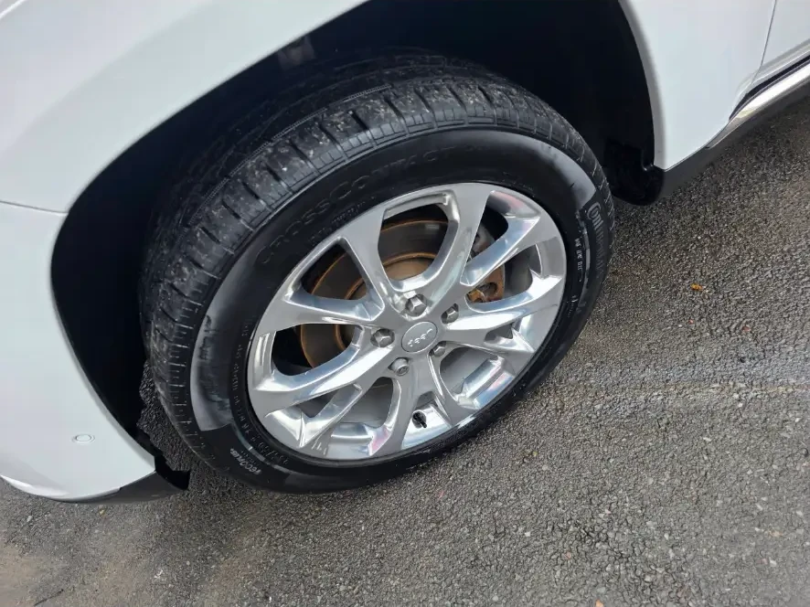 After: bright, clean Jeep wheel with dressed tire
